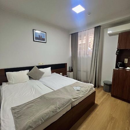 Mashtots Hotel เยเรวาน ภายนอก รูปภาพ