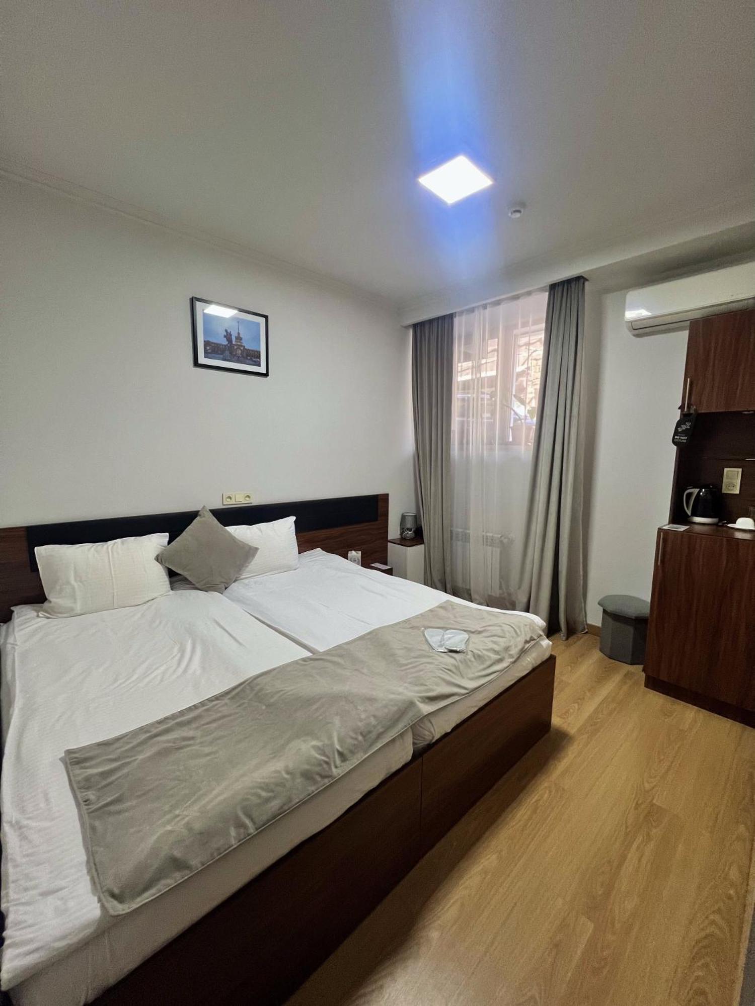 Mashtots Hotel เยเรวาน ภายนอก รูปภาพ