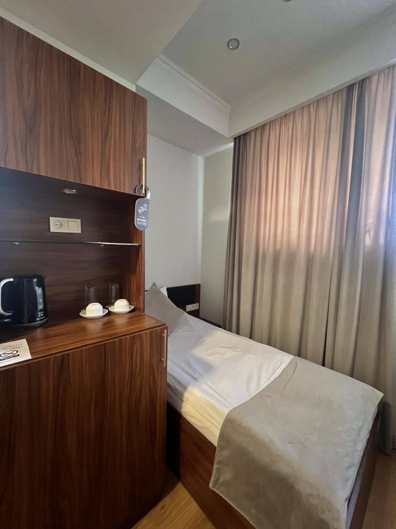 Mashtots Hotel เยเรวาน ภายนอก รูปภาพ