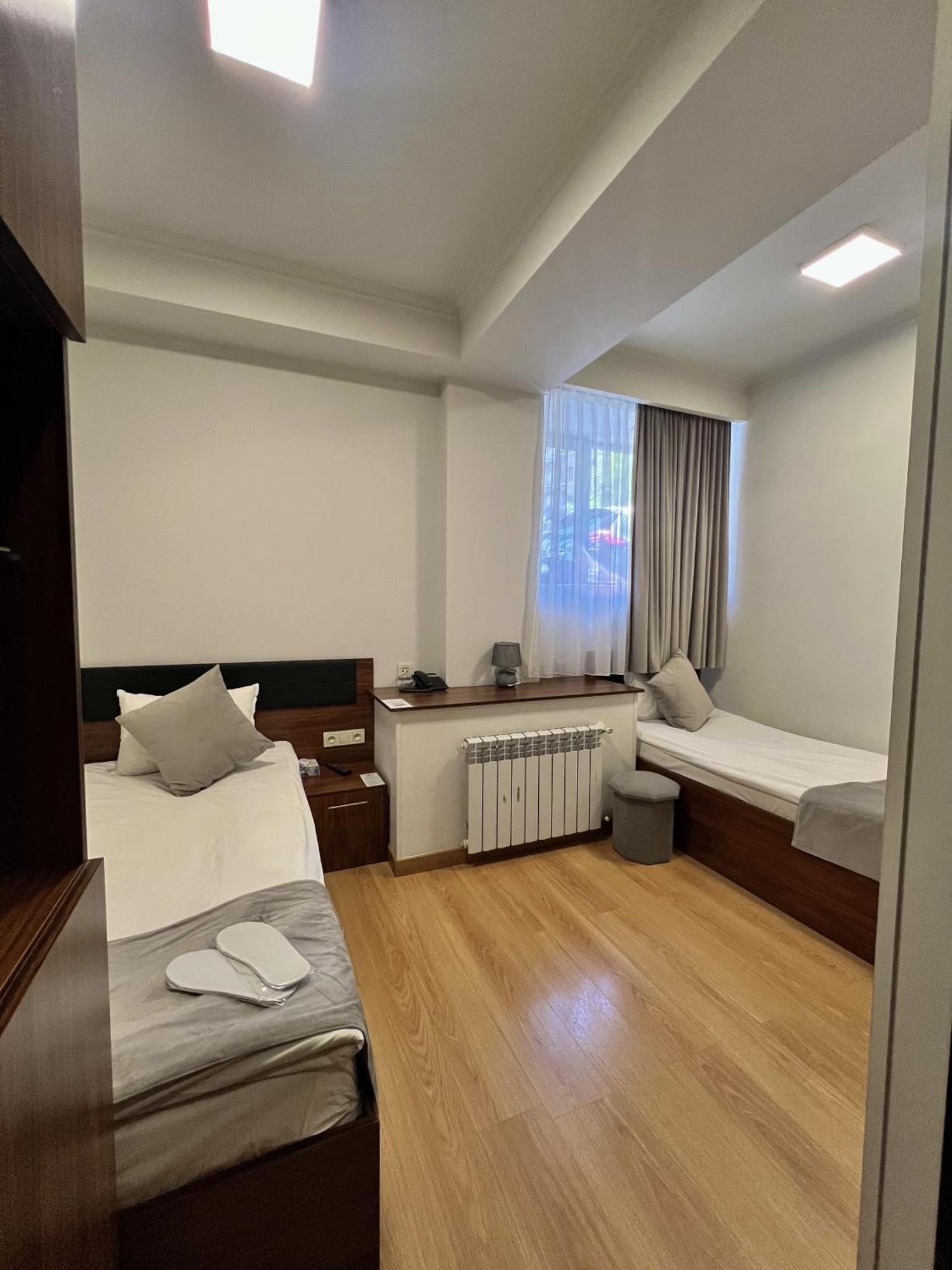 Mashtots Hotel เยเรวาน ภายนอก รูปภาพ