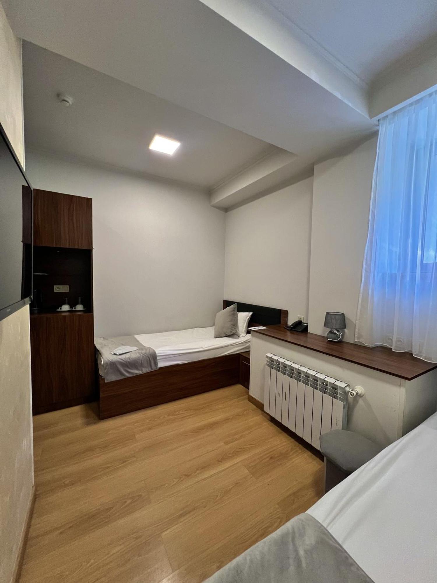 Mashtots Hotel เยเรวาน ภายนอก รูปภาพ