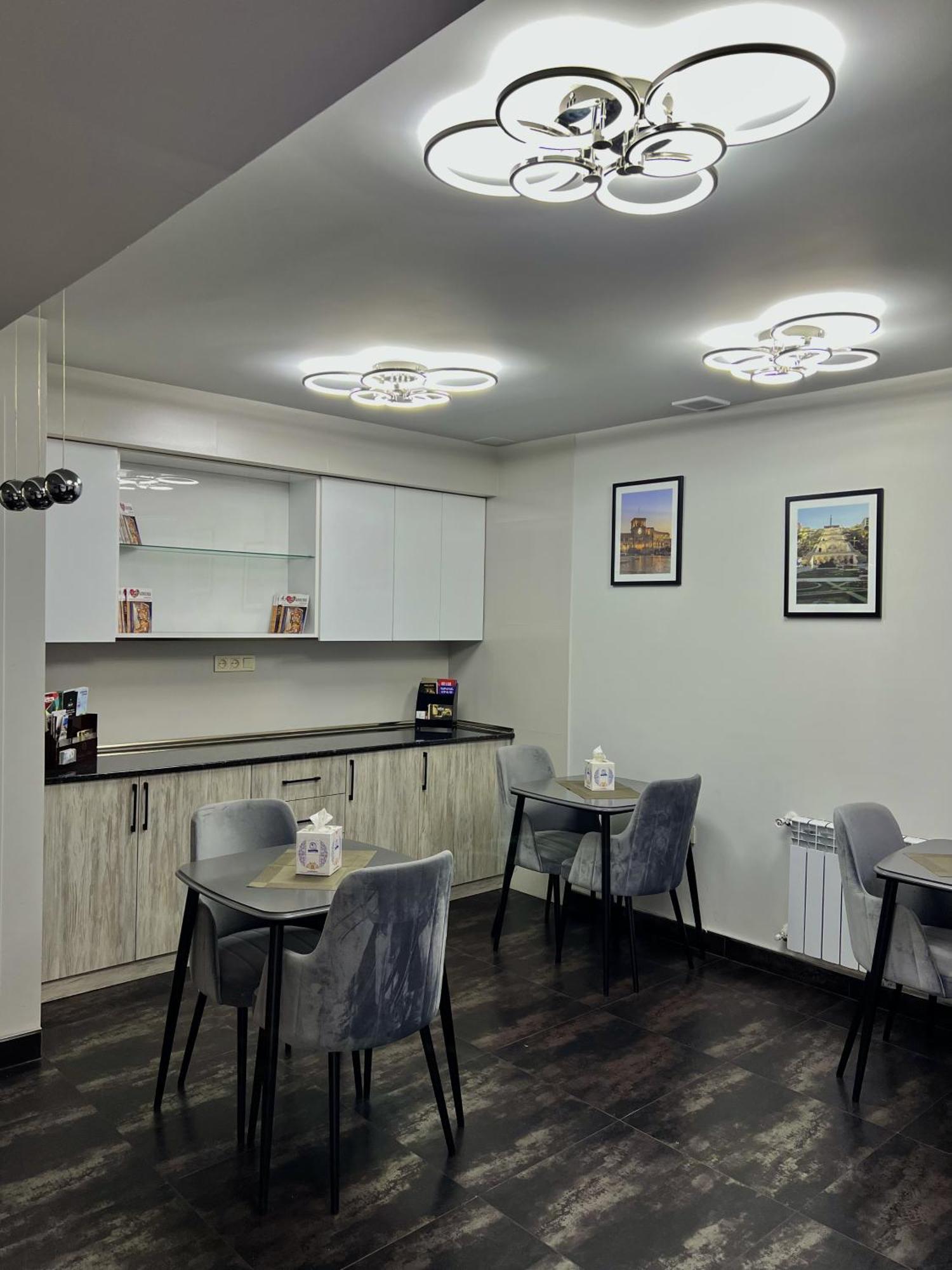 Mashtots Hotel เยเรวาน ภายนอก รูปภาพ