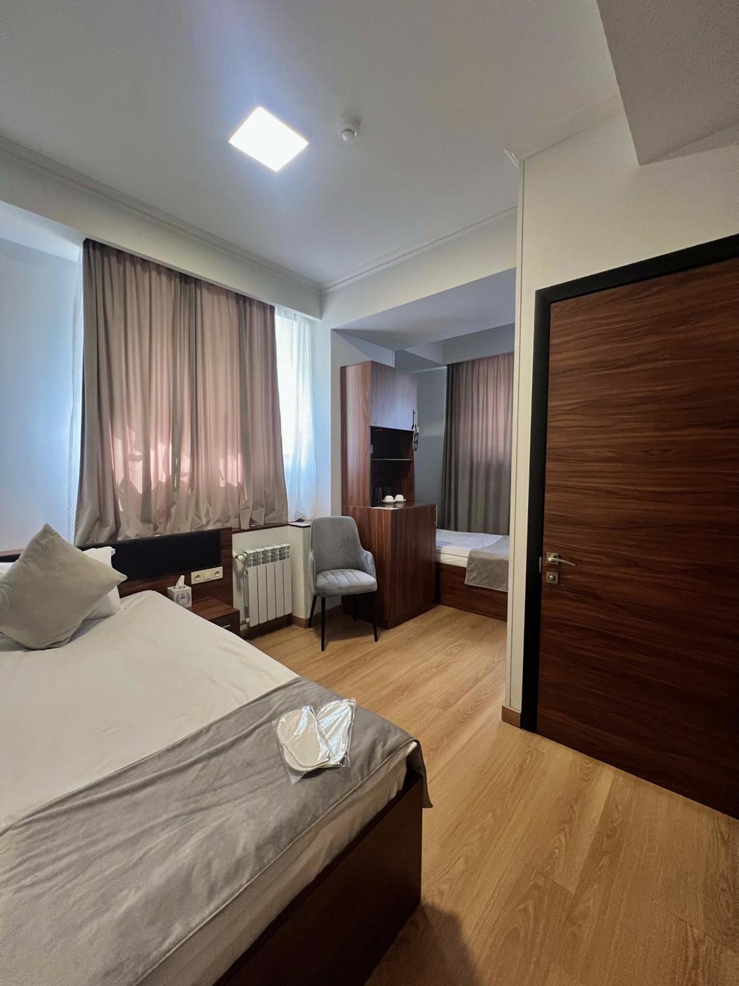 Mashtots Hotel เยเรวาน ภายนอก รูปภาพ