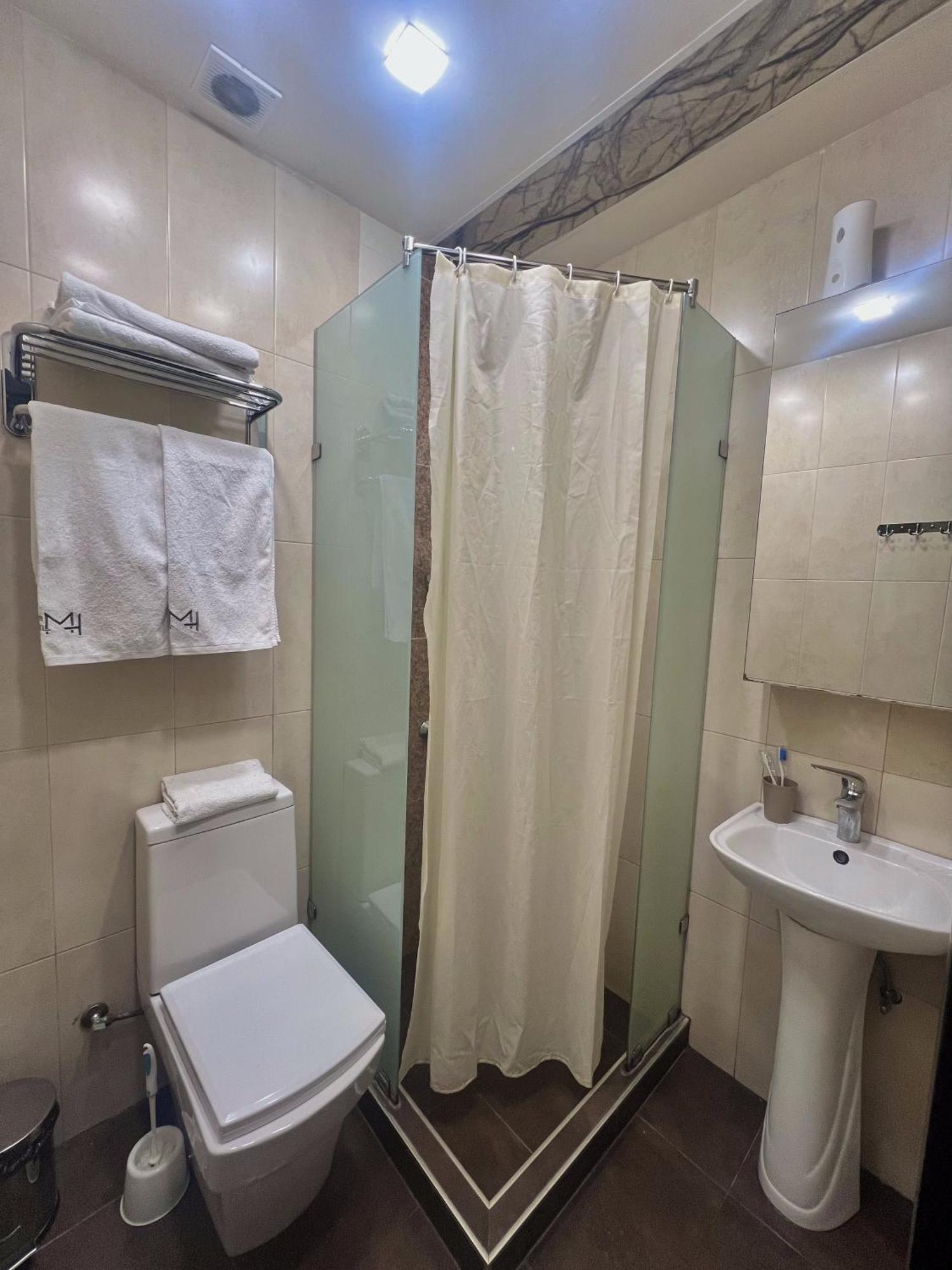 Mashtots Hotel เยเรวาน ภายนอก รูปภาพ