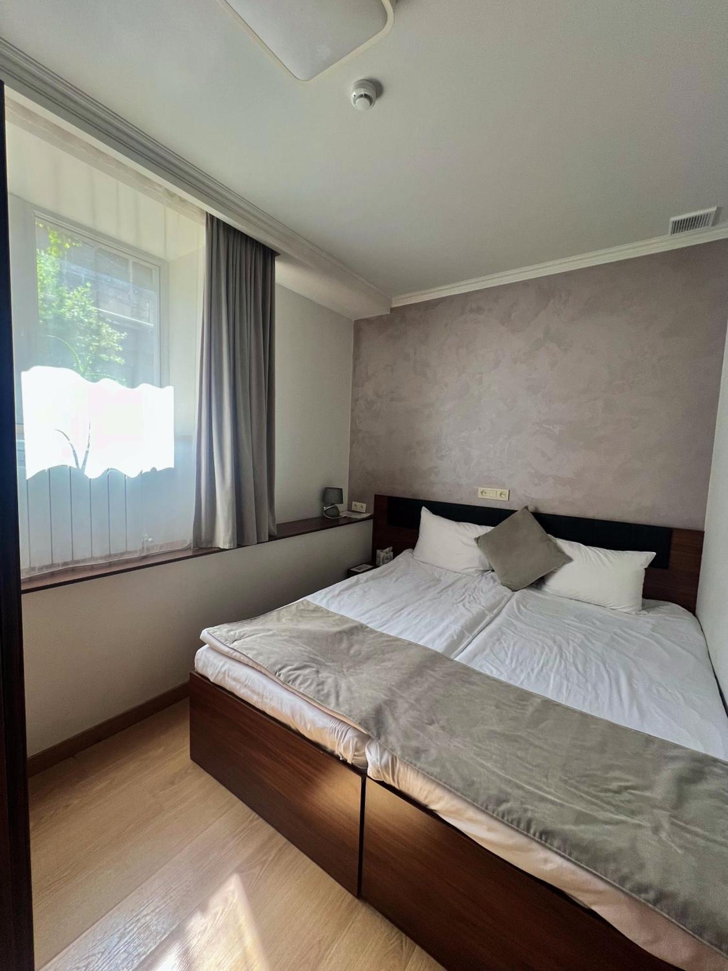 Mashtots Hotel เยเรวาน ภายนอก รูปภาพ