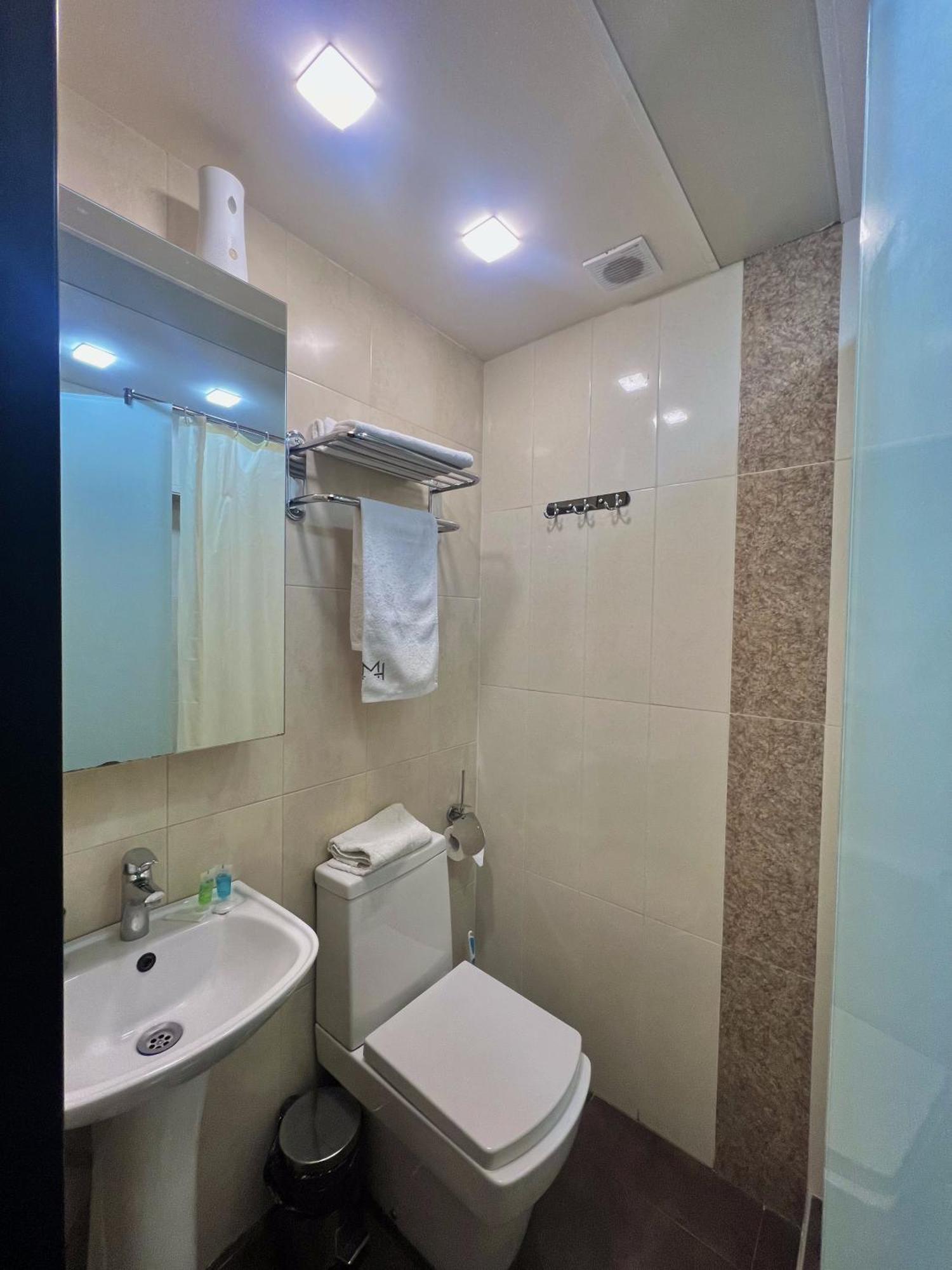 Mashtots Hotel เยเรวาน ภายนอก รูปภาพ