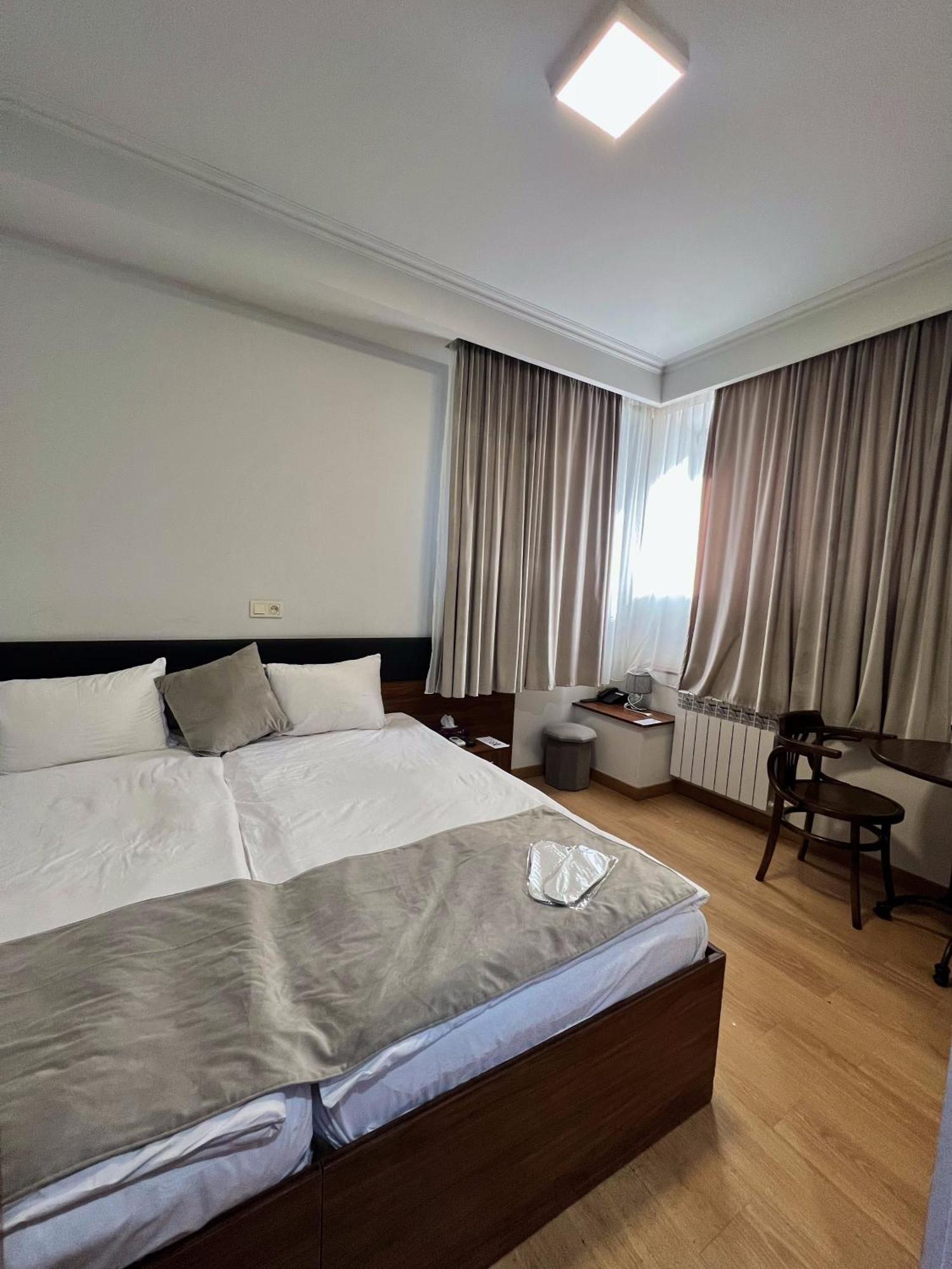 Mashtots Hotel เยเรวาน ภายนอก รูปภาพ