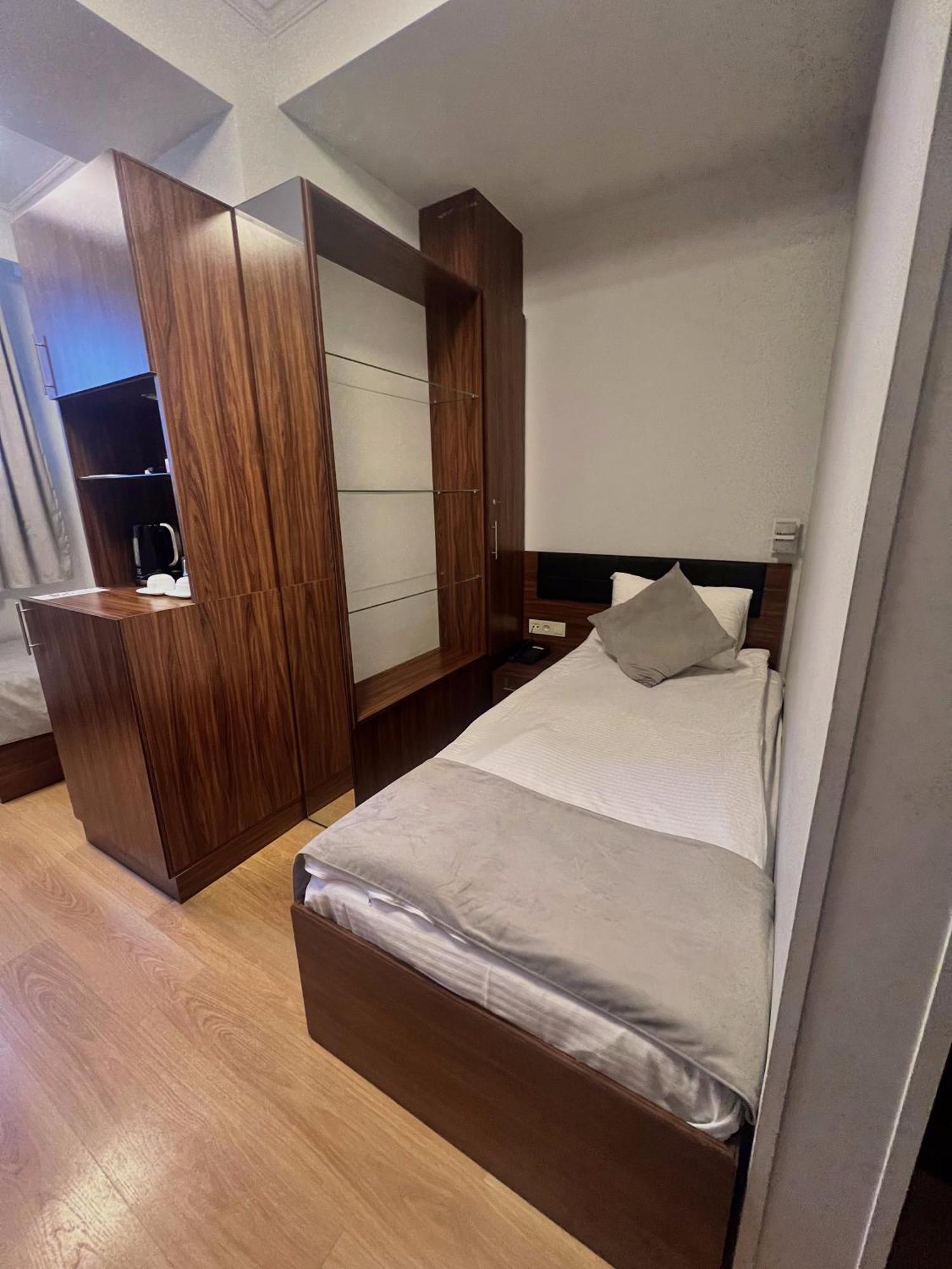 Mashtots Hotel เยเรวาน ภายนอก รูปภาพ