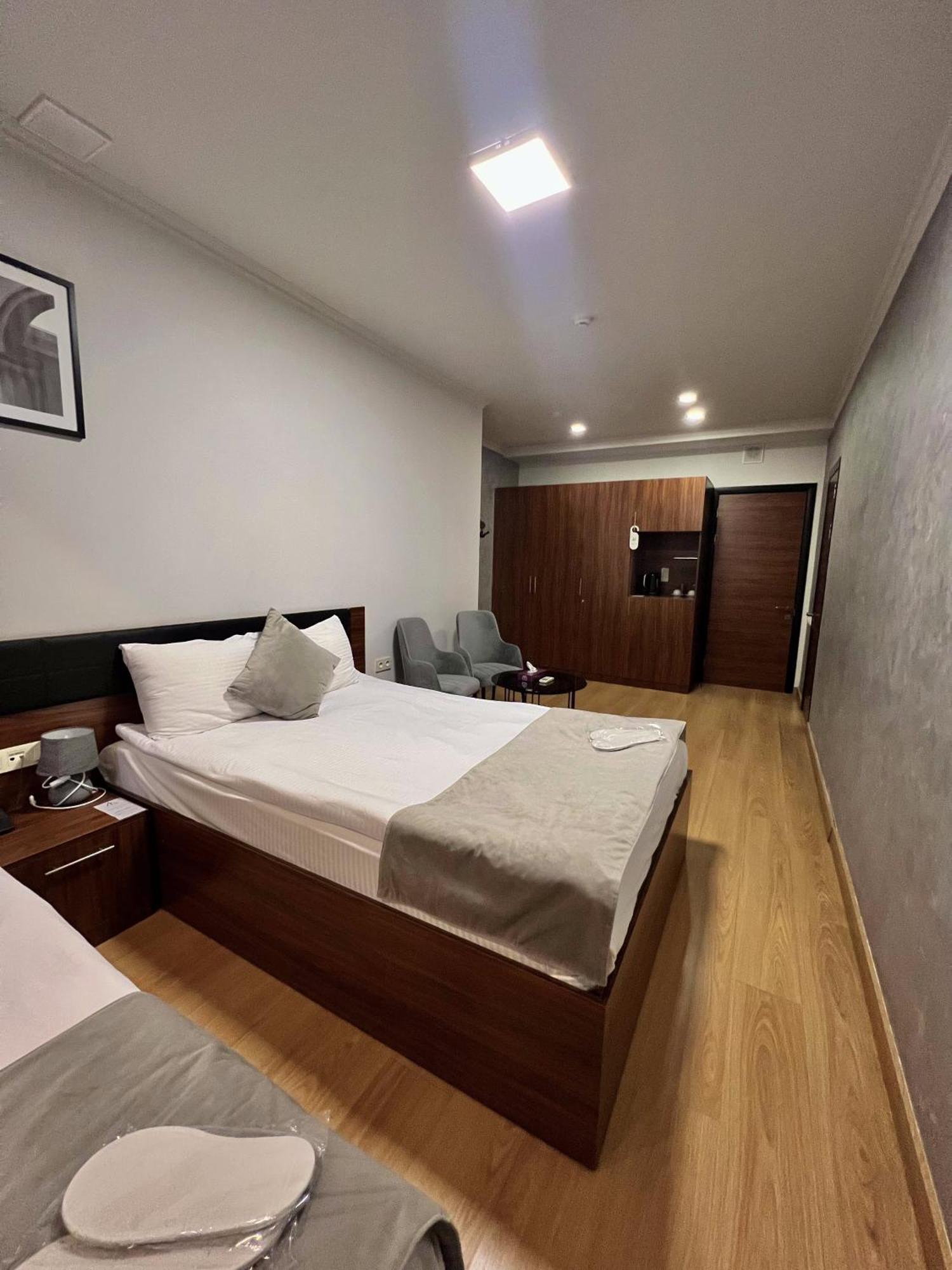 Mashtots Hotel เยเรวาน ภายนอก รูปภาพ