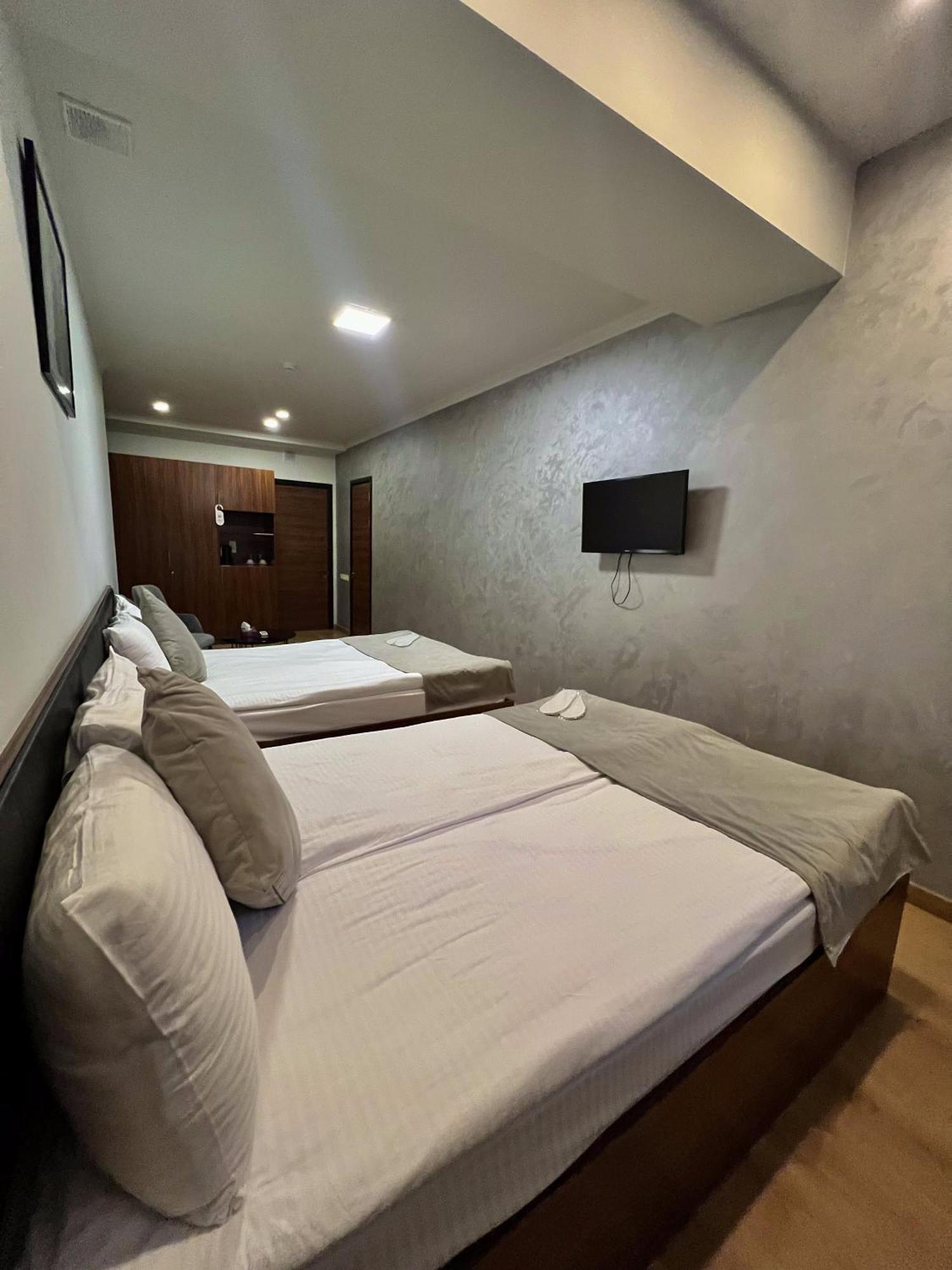 Mashtots Hotel เยเรวาน ภายนอก รูปภาพ