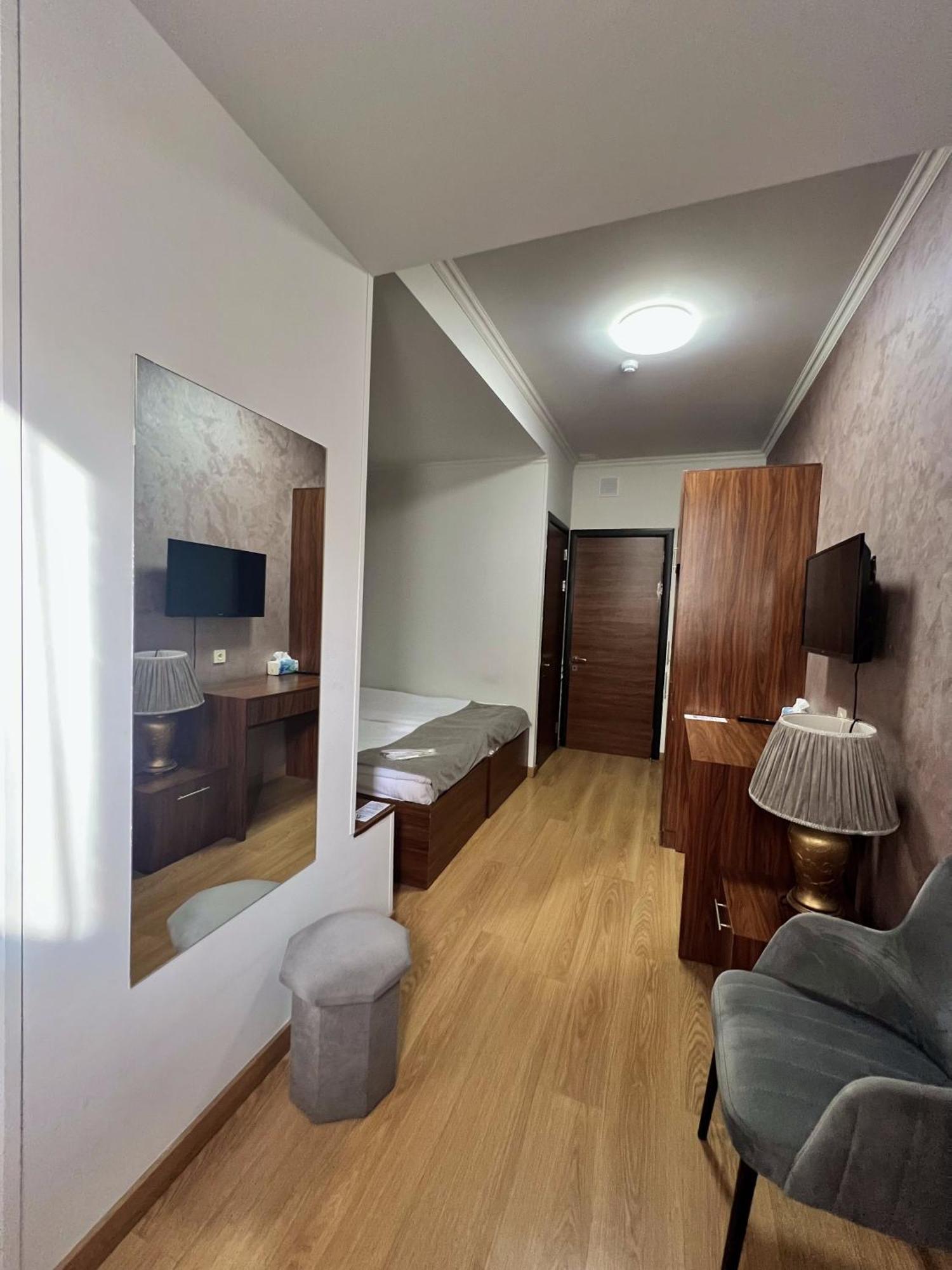 Mashtots Hotel เยเรวาน ภายนอก รูปภาพ