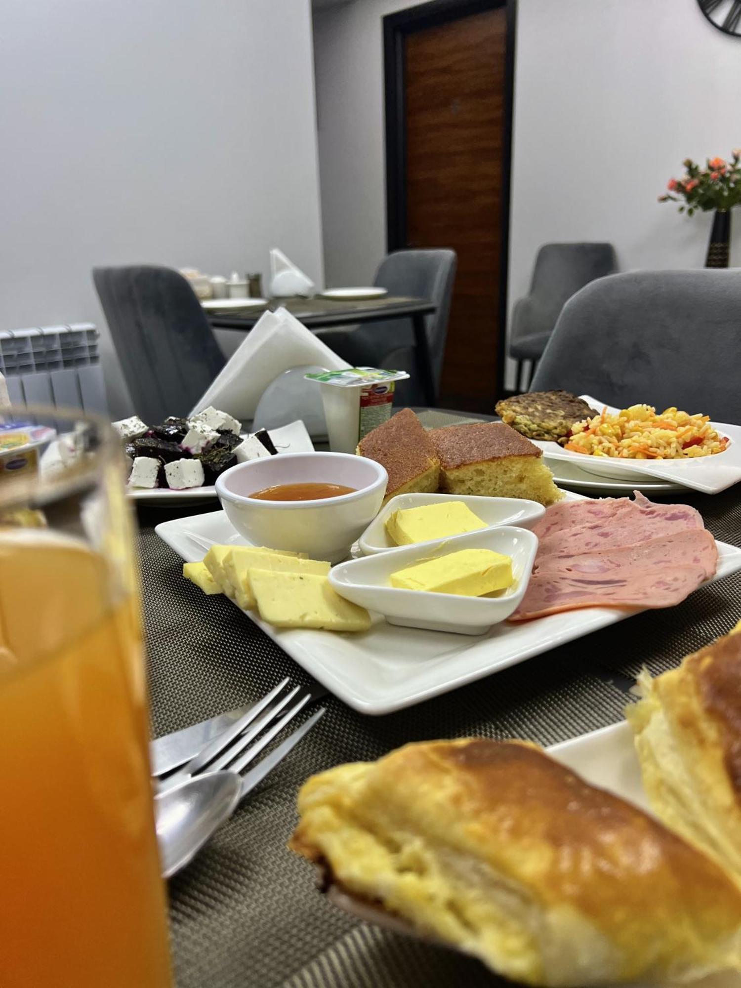 Mashtots Hotel เยเรวาน ภายนอก รูปภาพ
